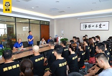 选择健身教练培训班应该考虑哪些因素?