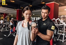 女性健身锻炼徒手深蹲动作要领有哪些?