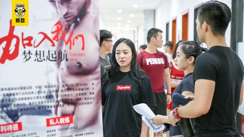 女生做私人健身教练工资高吗